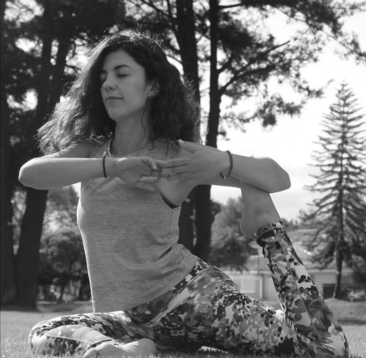 Pau en una bella pose de yoga, en un parque natural.