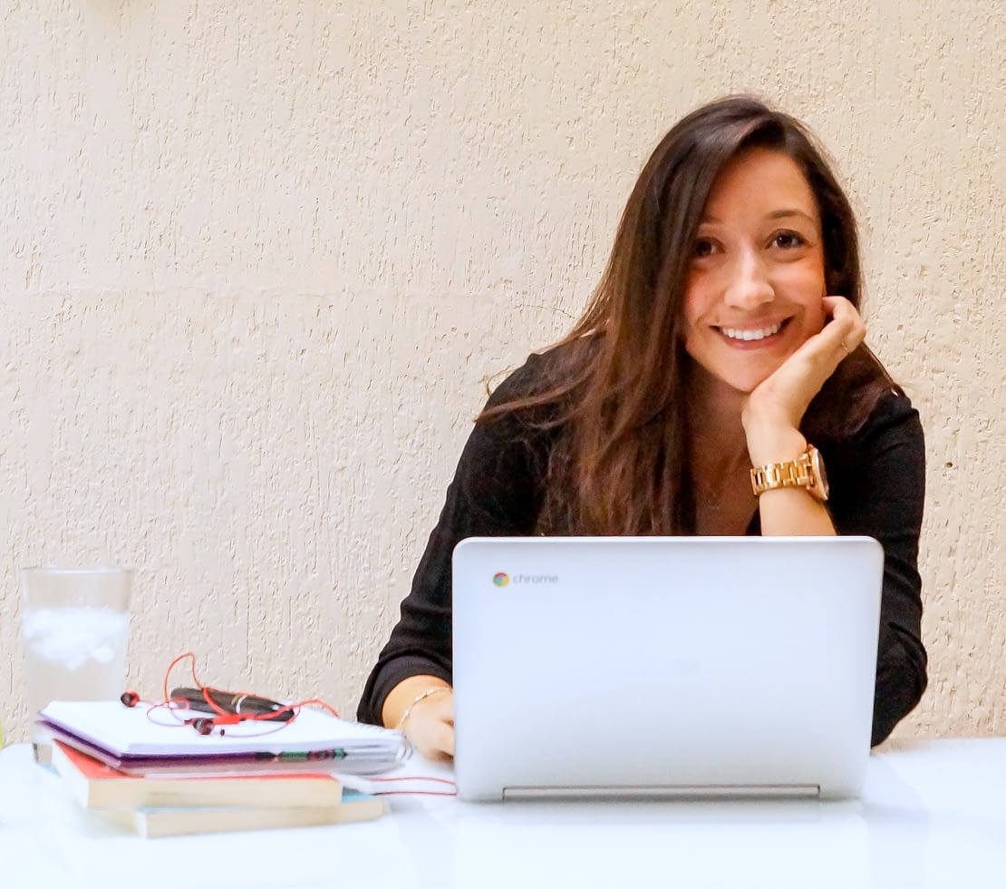 Carolina in front of her laptop, smiling.
This photo is a representation of her willingness to help people.
Health coach, nutrition advice & guidance towards a healthier lifestyle.